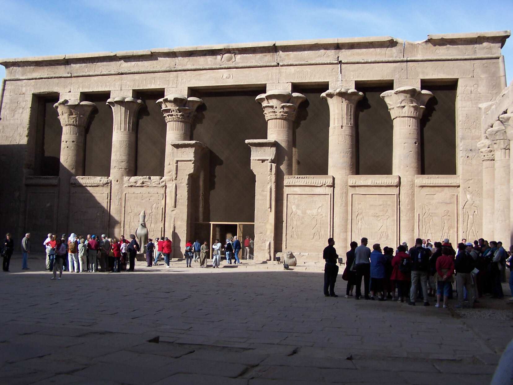 La cour du Temple d'Edfou, borde d'un pristyle sur trois cts.